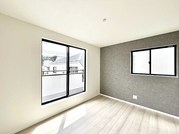 ◆C号棟◆~Bed Room~ 2面採光を確保した明るい室内は、風通しも良く、大変居心地の良い空間となっております。爽やかな風を感じて起きる朝は、快適生活の始まりに!日当たりがとても良い住まい♪