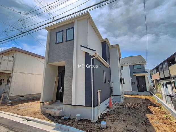 ◆A号棟◆～Exterior～　堂々たる趣ながら、主張し過ぎずどこか余裕を感じさせるシャープなフォルムで佇む邸宅は、晴天の空と照らし合わせる事で、本来あるべき完成形の姿を見せてくれます。