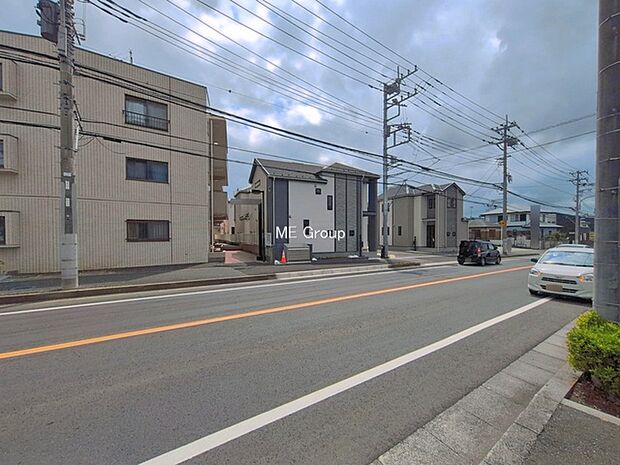 ～Exterior～　前面道路は閑静な住宅地をはしる車通りの少ない道路。駐車の出し入れもらくらくです！ご不明点・現地見学のご希望は、お気軽にお問い合わせください！