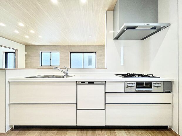 ◆B号棟◆~Kitchen~ 会話が弾むリビング、料理が愉しくなるキッチン。家は、ただ生活する場ではなく、暮らしを愉しく、快適にする場所。笑顔の毎日、安らぎの日々のために、最新の設備・仕様を採用。