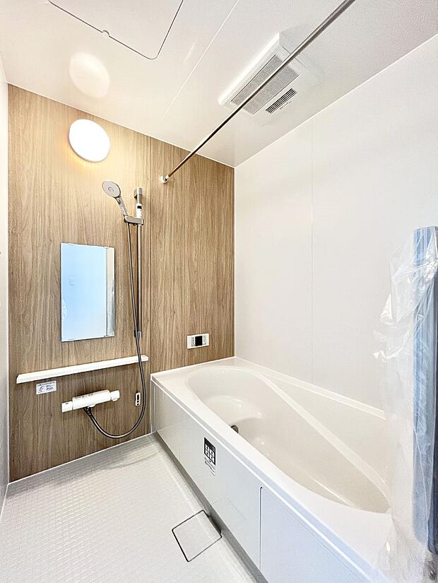◆B号棟◆~Bath Room~ 足を伸ばして入浴することが可能!一日の疲れを癒す貴重なバスタイムです。お子様とご一緒でも十分な広さなので、リビングとは違った家族団欒のひと時をお楽しみいただけます。