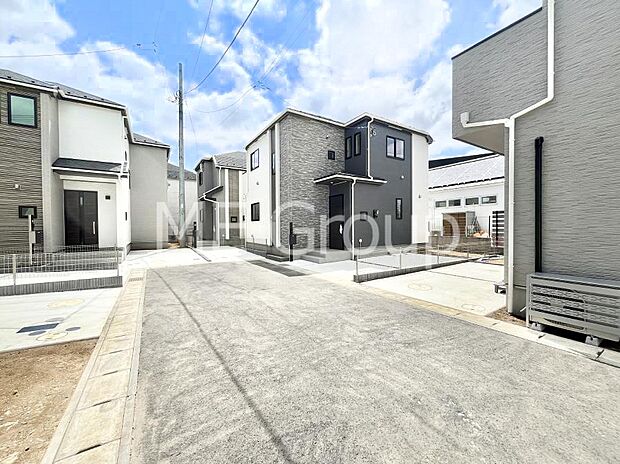 ~Exterior~ 前面道路は閑静な住宅地をはしる車通りの少ない道路。駐車の出し入れもらくらくです!ご不明点・現地見学のご希望は、お気軽にお問い合わせください!