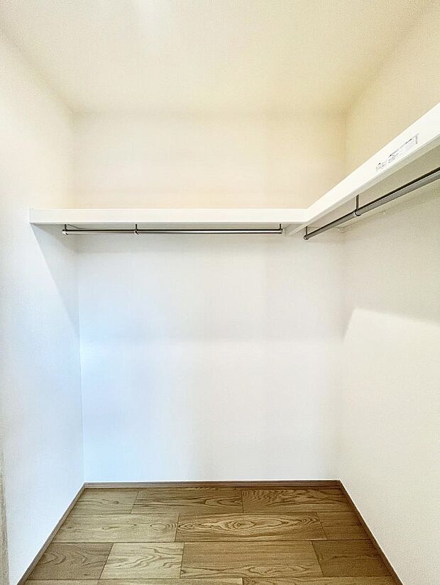 ◆B号棟◆~Walk-in Closet~ たくさんの洋服をかけてもシワになりにくいウォークインクローゼット。洋服以外にも、普段使わない家電やスーツケース、ストック品など何でも片付く嬉しい空間です。