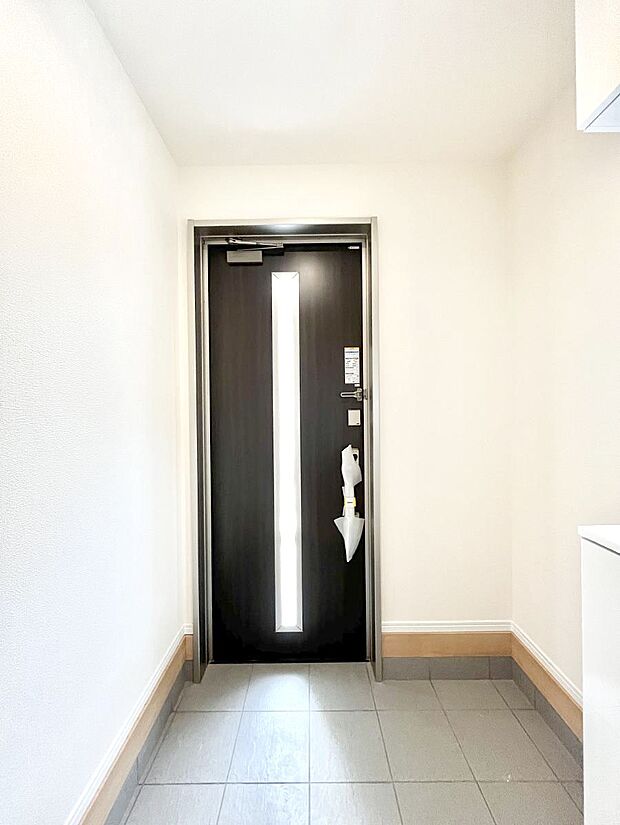 ◆A号棟◆~Entrance~ 家の中でお客様を迎える最初の場所である玄関は、家の印象そのものです!豊富な玄関収納で、常に綺麗に保つことが出来ます♪玄関にはたっぷり収納の下駄箱を完備!