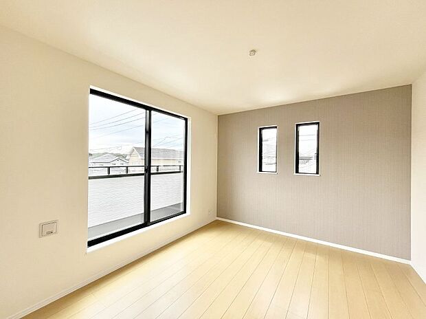◆A号棟◆~Bed Room~ 2面採光を確保した明るい室内は、風通しも良く、大変居心地の良い空間となっております。爽やかな風を感じて起きる朝は、快適生活の始まりに!日当たりや通風がとても良い住まい♪