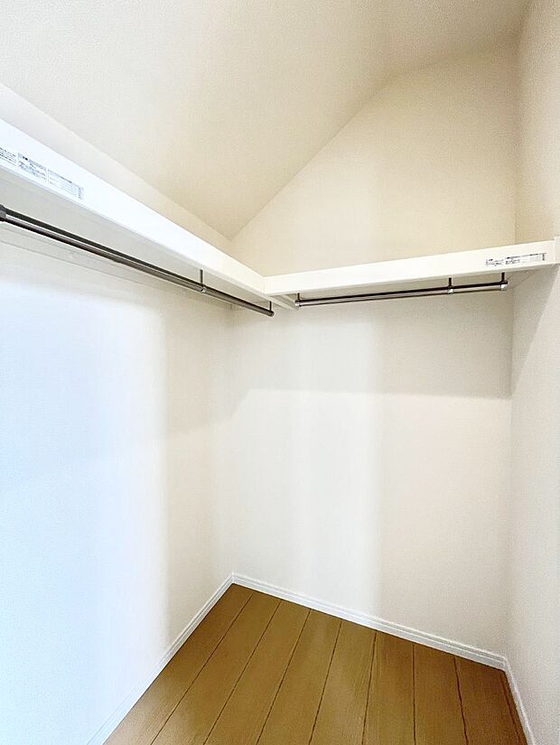 ◆A号棟◆~Walk-in Closet~ たくさんの洋服をかけてもシワになりにくいウォークインクローゼット。洋服以外にも、普段使わない家電やスーツケース、ストック品など何でも片付く嬉しい空間です。