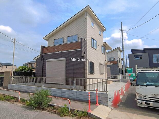 ～Exterior～　堂々たる趣ながら、主張し過ぎずどこか余裕を感じさせるシャープなフォルムで佇む邸宅は、晴天の空と照らし合わせる事で、本来あるべき完成形の姿を見せてくれます。