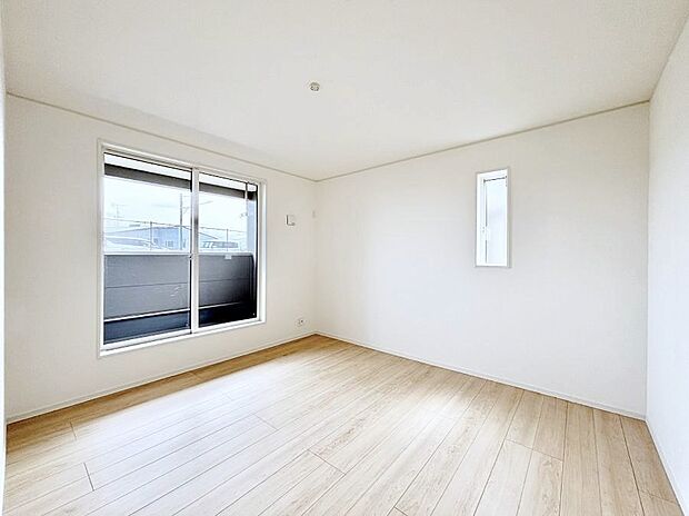 ◆3号棟◆~Bed Room~ 木の温もりがやさしいフローリングは安らぎをもたらすプライベート空間。明るめのフローリングですので、壁紙ともマッチし、お部屋を更に広く見せてくれる効果も。