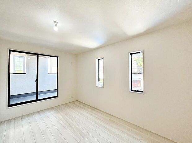 ~Bed Room~ 2面採光を確保した明るい室内は、風通しも良く、大変居心地の良い空間となっております。爽やかな風を感じて起きる朝は、快適生活の始まりに!日当たりや通風がとても良い住まい♪