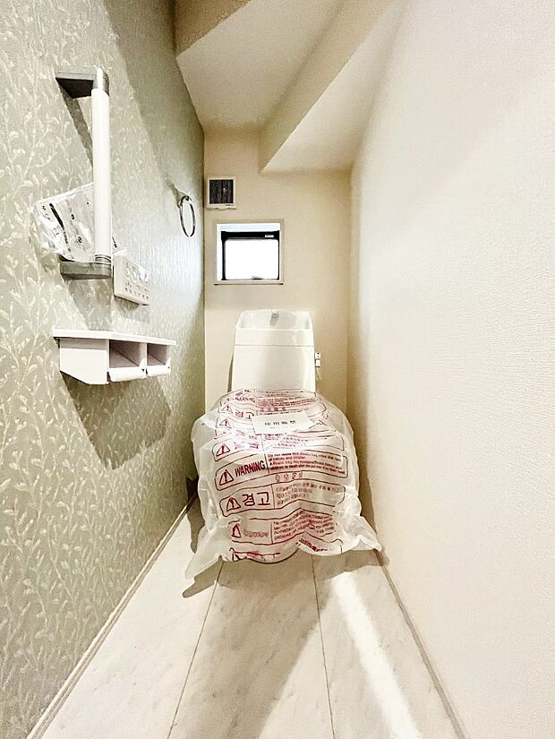 ~Toilet~ 綺麗・スッキリ・快適なウォシュレット付トイレでくつろげる空間です。1、2階共にトイレスペース!採光もあり明るく、快適空間となっております♪毎日使う場所だからこその配慮です!
