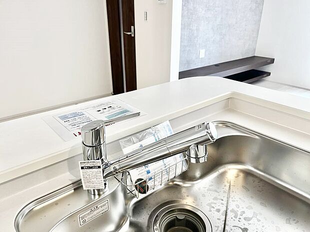 いつでも清潔なおいしいお水を。一つの水栓で水道水と浄水を使い分け。