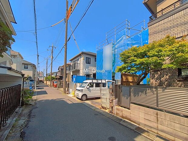 ～Exterior～　前面道路は閑静な住宅地をはしる車通りの少ない道路。駐車の出し入れもらくらくです！ご不明点・現地見学のご希望は、お気軽にお問い合わせください！
