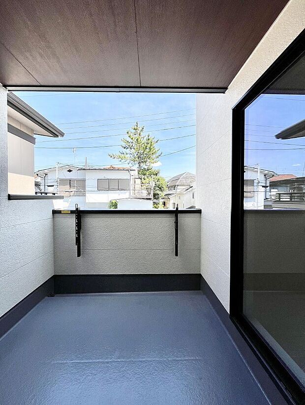 ~Balcony~ インナーバルコニーは洗濯物を干すスペースとして急な雨で洗濯物が濡れてしまうのを防いでくれます◎チェアでくつろいだり、夏には周りを気にせずビニールプールが楽しめますね♪