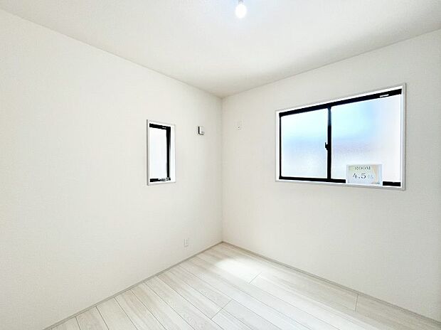 ~Bed Room~ 木の温もりがやさしいフローリングは安らぎをもたらすプライベート空間。明るめのフローリングですので、壁紙ともマッチし、お部屋を更に広く見せてくれる効果も。