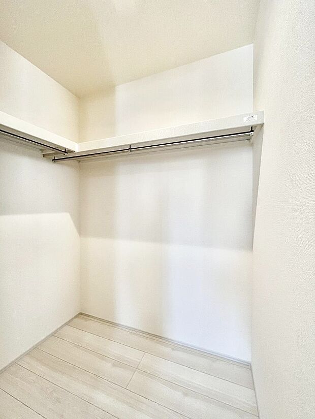 ~Walk-in Closet~ 必要なものやコーディネートを一覧して確認でき、身支度や準備が短時間で済むウォークインクローゼットを設置しました。家の中をすっきりとさせる便利な収納スペースです。