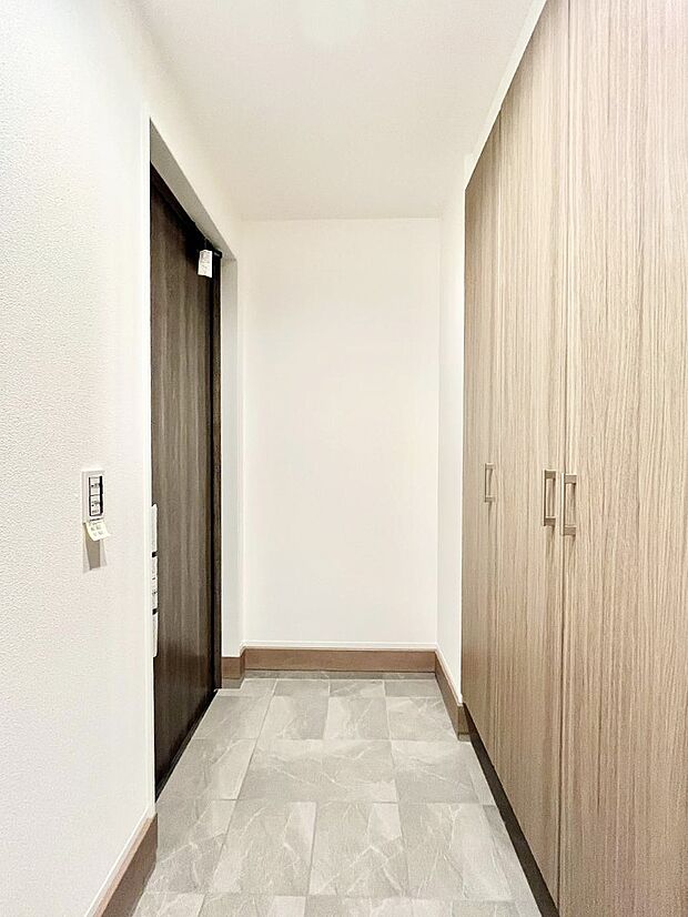 ~Entrance~ 玄関は家の顔といわれますが我が家のセンスをさりげなく感じさせる魅力ある玄関造りも楽しみの一つ。帰宅する度に家族がほっとできる心地よい空間造りも大切ですね♪