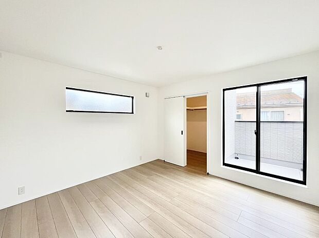 ~Bed Room~ バルコニーからの明るい日差しが差し込みます。日照に恵まれたお部屋。柔らかい自然光で朝目覚める暮らしが送れるだろう。また、機能的な収納を配置して、片付いた空間も実現出来そう。