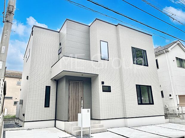 ~Exterior~ 一戸建ての大きなメリットは、自分達の「土地」を「自由に」使える事です。ガーデニングやDIY,車やバイクの趣味など様々な用途で利用できます。