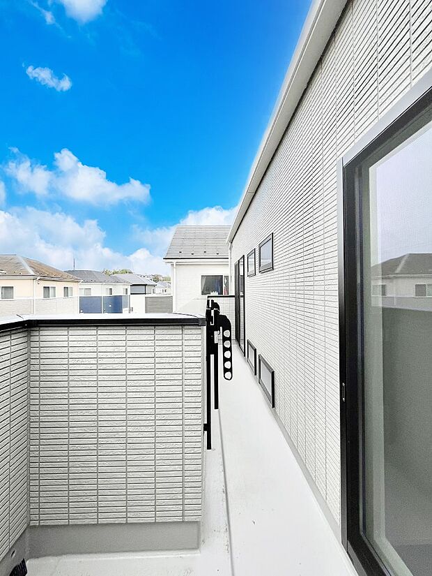 ～Balcony～  バルコニーは温かい陽がさしこみ、お布団や洗濯物を気持ちよく干すことができます。  使いやすく開放的なバルコニーです♪陽ざしがたっぷり降り注ぐ、バルコニー付き住まい。  