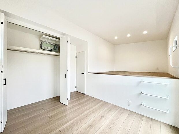 ~Bed Room~ 木の温もりがやさしいフローリングは安らぎをもたらすプライベート空間。明るめのフローリングですので、壁紙ともマッチし、お部屋を更に広く見せてくれる効果も。