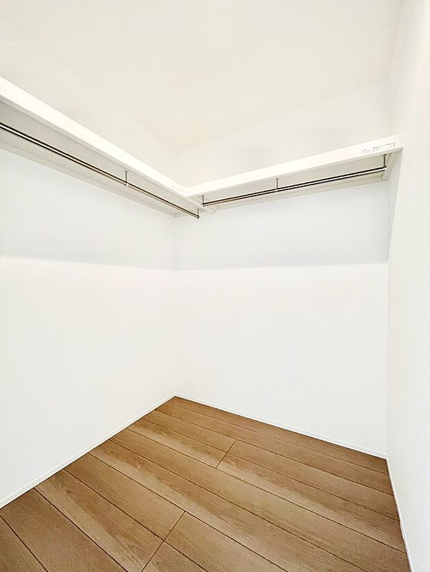 ~Walk-in Closet~ たくさんの洋服をかけてもシワになりにくいウォークインクローゼット。洋服以外にも、普段使わない家電やスーツケース、ストック品など何でも片付く嬉しい空間です。