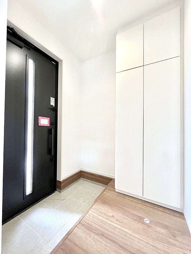 ~Entrance~ 家の中でお客様を迎える最初の場所である玄関は、家の印象そのものです!豊富な玄関収納で、常に綺麗に保つことが出来ます♪玄関にはたっぷり収納の下駄箱を完備!