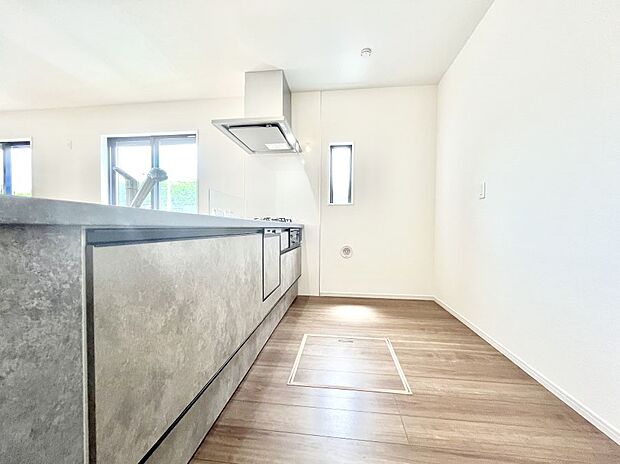 ～Kitchen～　自然光が入る窓のあるキッチン☆毎日使う場所だからこそ、使い勝手を考慮しました。ゆったりとしたキッチンコーナーは質感豊かな仕上がりとなっております。