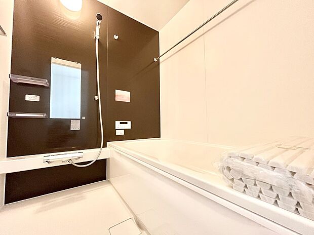 ～Bath Room～　落ち着いた雰囲気の浴室で明日に向けてリフレッシュ。浴室乾燥機能も付いているので隣の洗濯機置き場で洗い上がった洗濯物を、雨の日も天気を気にせず乾燥させることも可能です。