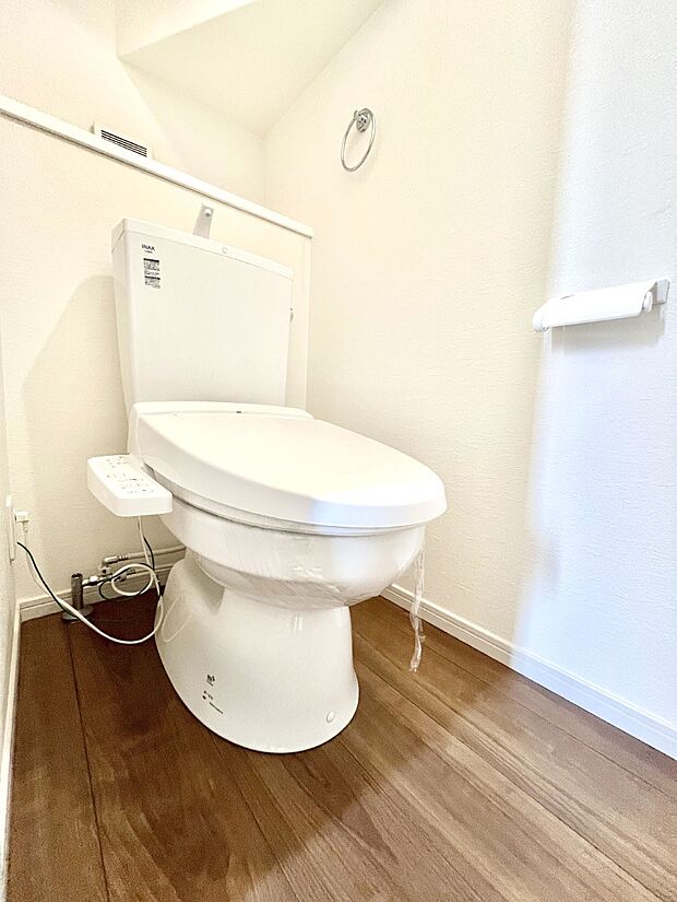 ~Toilet~ 綺麗・スッキリ・快適なウォシュレット付トイレでくつろげる空間です。トイレは毎日使わざるを得ないもの。いつも清潔を保ちたいですね。トイレが2ヶ所あるので朝の混雑時に便利です!