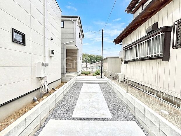 ～Exterior～  閑静な住宅地で子育て家族にピッタリ。  毎日のお散歩も快適な緑に恵まれたエリアで、自然に包まれた穏やかな暮らしを実現するための、ゆとりある住環境が整っています。