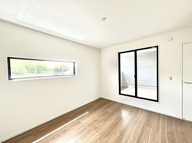 ~Bed Room~ 部屋数が多いのが戸建てのメリットです。ご家族が増えたことで手狭に感じていた住まいも戸建てでは各居室プライバシーを保つことができます。住まいにゆとりが生まれ心もリラックスできます♪