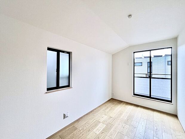 ~Bed Room~ 2面採光を確保した明るい室内は、風通しも良く、大変居心地の良い空間となっております。爽やかな風を感じて起きる朝は、快適生活の始まりに!日当たりや通風がとても良い住まい♪