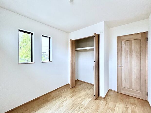 ~Bed Room~ 子供部屋はお子様にとって大変重な役割があります。子供一人で過ごす空間を与えることで、宿題や勉強時間も自然と増えまた自ら部屋の片付けや掃除なども促すことに繋がります。