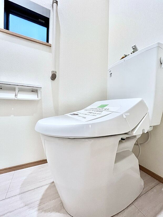 ~Toilet~ 綺麗・スッキリ・快適なウォシュレット付トイレでくつろげる空間です。トイレは毎日使わざるを得ないもの。いつも清潔を保ちたいですね。トイレが2ヶ所あるので朝の混雑時に便利です!