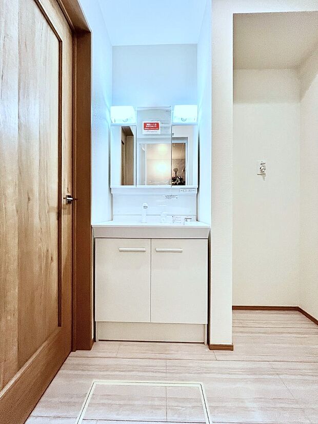 ~Dressing Room~ 清潔感溢れる色合いで統一されていると、スッキリと整った印象をうけます。 鏡の裏にはたっぷりと収納スペースを標準装備! 水廻りは、シンプルかつ機能性を重視して。