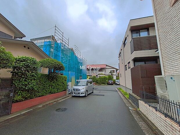 ～Exterior～　前面道路：北西 15.97m 公道、南東 5.99m 公道　低層の一戸建てを中心とした街並みが整然と続き、周辺は高い建物が建っていないので、緑の多い閑静な趣を感じる環境です。