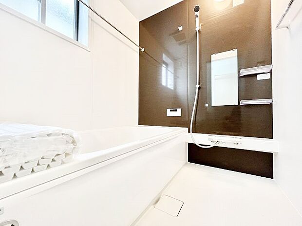 ~Bath Room~ 落ち着いた雰囲気の浴室で明日に向けてリフレッシュ。浴室乾燥機能も付いているので隣の洗濯機置き場で洗い上がった洗濯物を、雨の日も天気を気にせず乾燥させることも可能です。