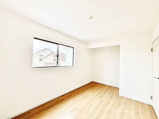 ~Bed Room~ 部屋数が多いのが戸建てのメリットです。ご家族が増えたことで手狭に感じていた住まいも戸建てでは各居室プライバシーを保つことができます。住まいにゆとりが生まれ心もリラックスできます♪