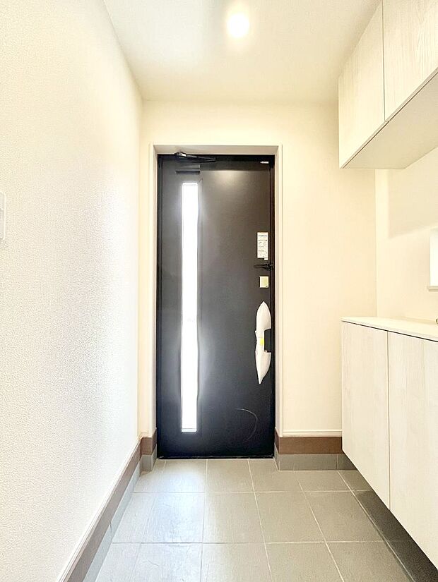 ◆A号棟◆~Entrance~ 家の中でお客様を迎える最初の場所である玄関は、家の印象そのものです!豊富な玄関収納で、常に綺麗に保つことが出来ます♪玄関にはたっぷり収納の下駄箱を完備!
