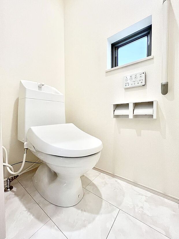 ◆A号棟◆~Toilet~ 綺麗・スッキリ・快適なウォシュレット付トイレでくつろげる空間です。採光もあり明るく、快適空間となっております♪毎日使う場所だからこその配慮です!
