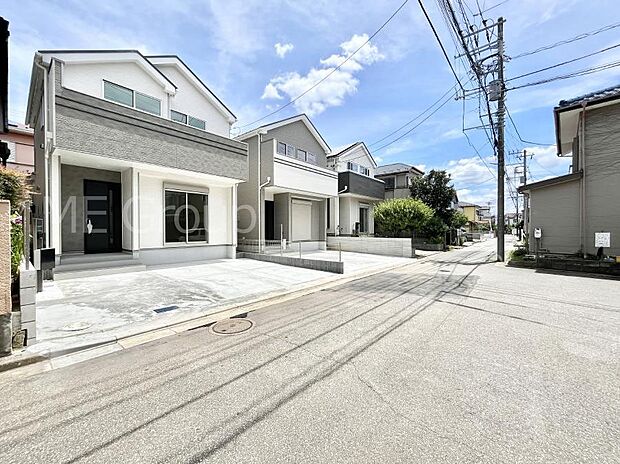 ~Exterior~ 前面道路:南西 6.64m 公道 前面道路は閑静な住宅地をはしる車通りの少ない道路。駐車の出し入れもらくらくです!ご不明点・現地見学のご希望は、お気軽にお問い合わせください!