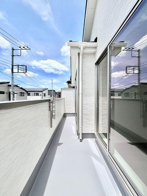 ◆A号棟◆~Balcony~ 大きな空に囲まれた気持ちのいい家。バルコニーを覗くだけで圧倒的な開放感に包まれます。バルコニーは陽がさしこみお布団や洗濯物を気持ちよく干すことができます。
