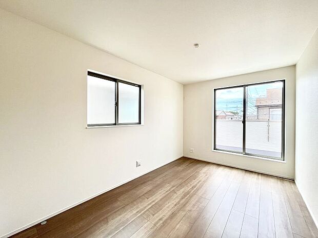 ◆A号棟◆~Bed Room~ 2面採光を確保した明るい室内は、風通しも良く、大変居心地の良い空間となっております。爽やかな風を感じて起きる朝は、快適生活の始まりに!日当たりが良い住まい♪