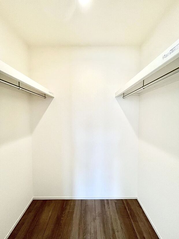 ◆A号棟◆~Walk-in Closet~ たくさんの洋服をかけてもシワになりにくいウォークインクローゼット。洋服以外にも、普段使わない家電やスーツケース、ストック品など何でも片付く嬉しい空間です。