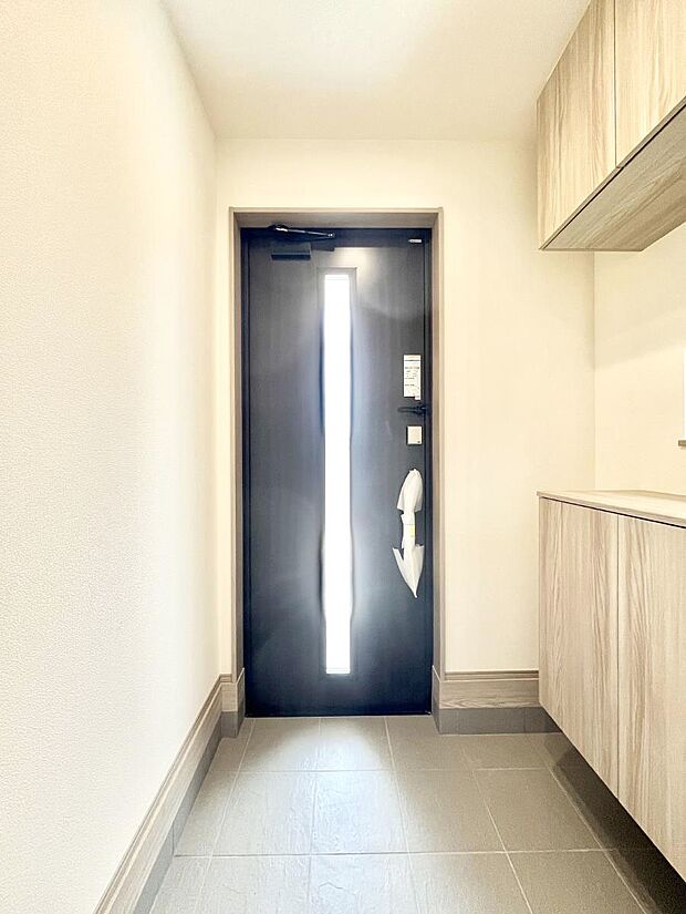 ◆B号棟◆~Entrance~ 家の中でお客様を迎える最初の場所である玄関は、家の印象そのものです!豊富な玄関収納で、常に綺麗に保つことが出来ます♪玄関にはたっぷり収納の下駄箱を完備!