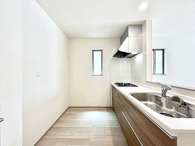 ◆B号棟◆~Kitchen~ 自然光が入る窓のあるキッチン☆毎日使う場所だからこそ、使い勝手を考慮しました。ゆったりとしたキッチンコーナーは質感豊かな仕上がりとなっております。