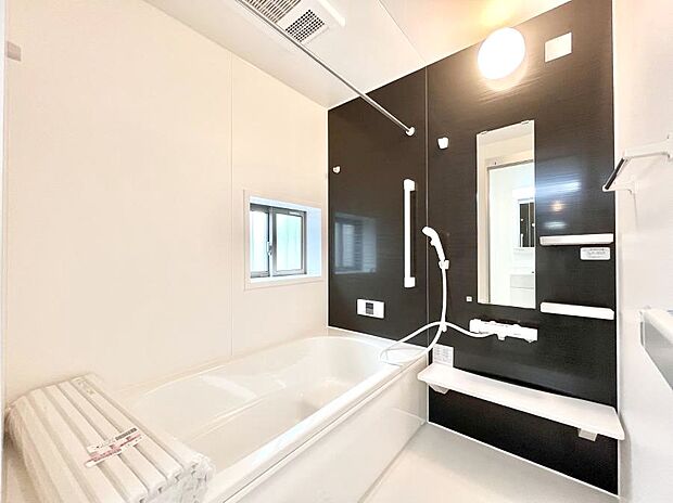 ◆B号棟◆~Bath Room~ 足を伸ばして入浴することが可能!一日の疲れを癒す貴重なバスタイムです。お子様とご一緒でも十分な広さなので、リビングとは違った家族団欒のひと時をお楽しみいただけます。