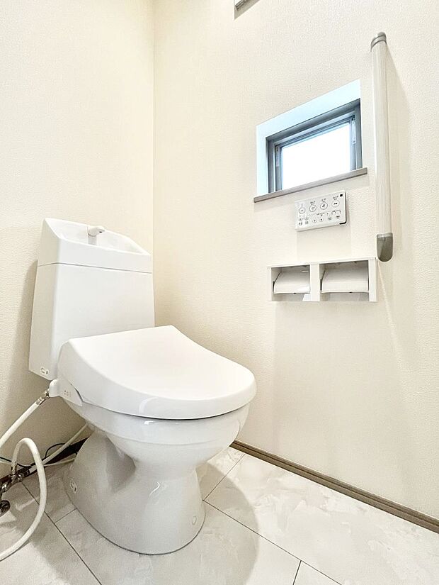 ◆B号棟◆~Toilet~ 綺麗・スッキリ・快適なウォシュレット付トイレでくつろげる空間です。採光もあり明るく、快適空間となっております♪毎日使う場所だからこその配慮です!