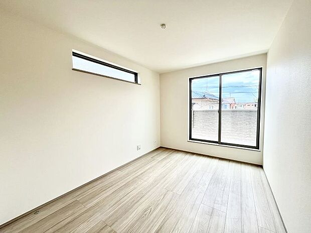 ◆B号棟◆~Bed Room~ マンションと違い部屋数が多いのが戸建てのメリットです。ご家族が増えたことで手狭に感じていた住まいも戸建てでは各居室プライバシーを保つことができます。