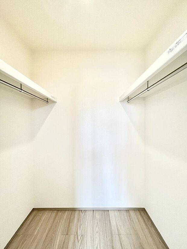 ◆B号棟◆~Walk-in Closet~ たくさんの洋服をかけてもシワになりにくいウォークインクローゼット。洋服以外にも、普段使わない家電やスーツケース、ストック品など何でも片付く嬉しい空間です。